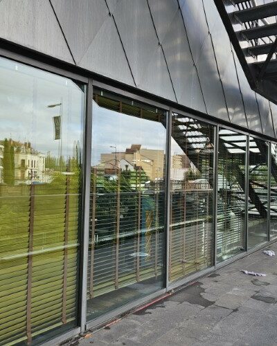 Lavage vitres façade Grandes vitres bâtiment